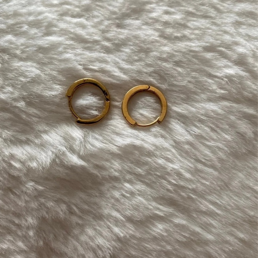 Gold huggie hoop earrings